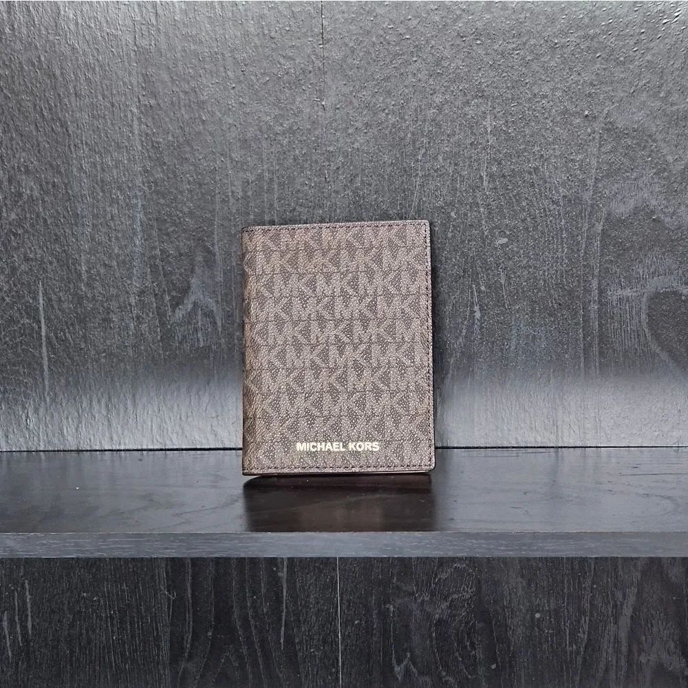 Michaelβ
KorsβBrownβMonogramβWallet